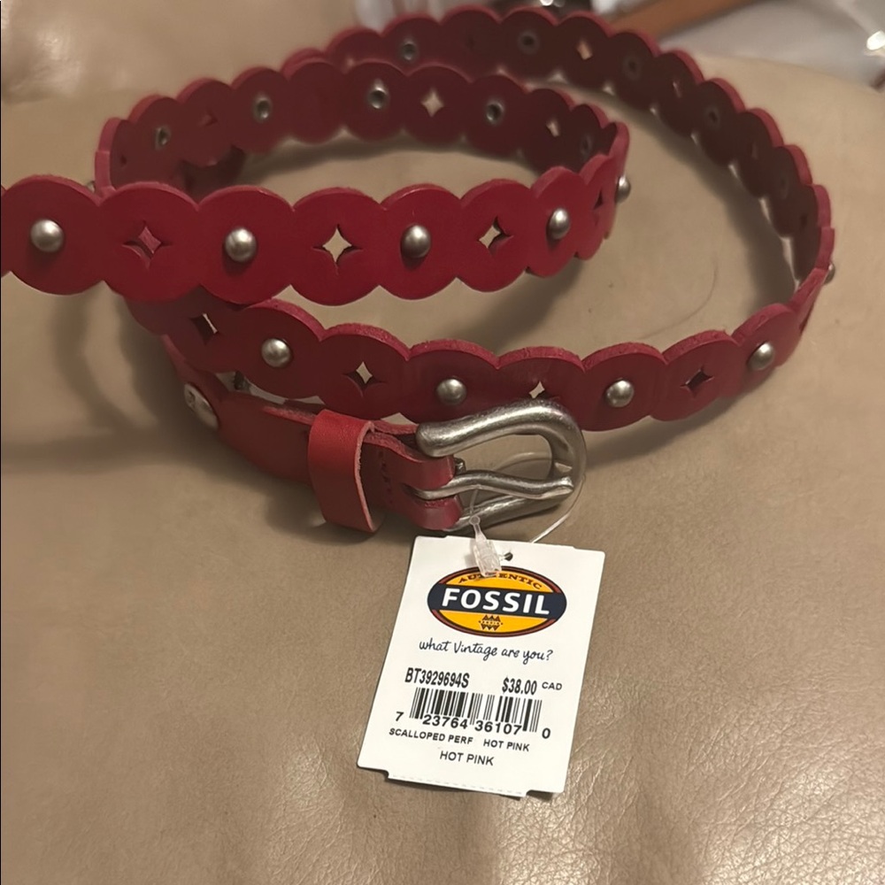 NWT size small 37” Fossil Women's Red Scalloped Belt